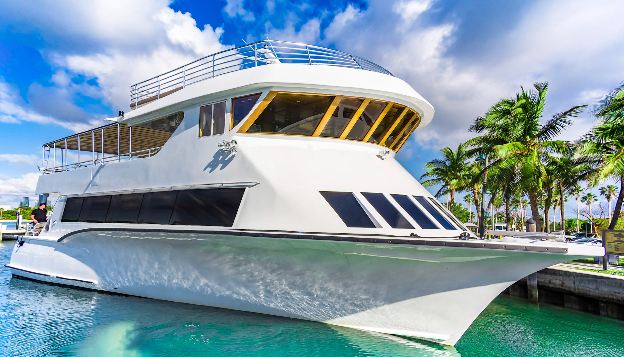 What is the Difference Between Party Boat and Yacht?
